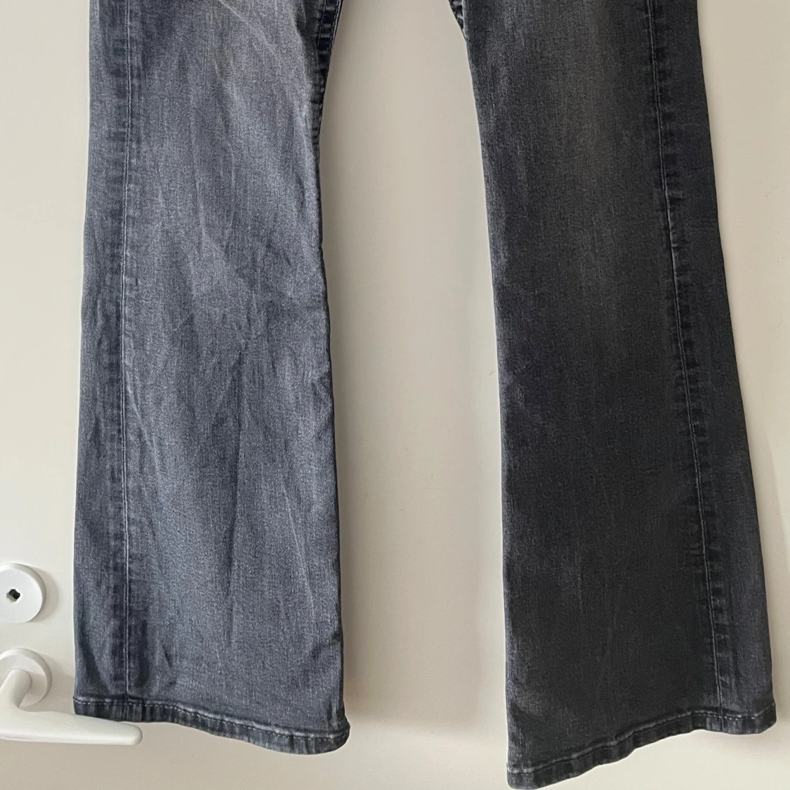 Grå bootcut jeans från Gina Tricot - 4
