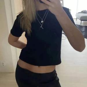 Stickad tröja från Zara  - Svart stickad tröja som inte kommer till användning, perfekt för alla tillfällen!💕🍾