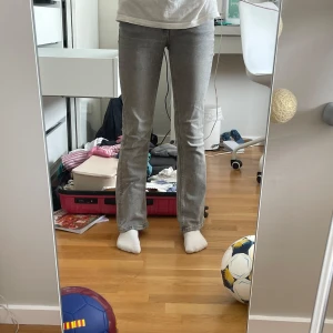 Snygga grå Gina Tricot jeans  - Snygga grå jeans från Gina Tricot i ganska bra skick. De är bootcut stil och en mellan hög midja ( den är inte hög men inte heller låg) se på bilder. Kontakta mig vid eventuella frågor!💗