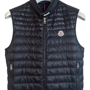 Moncler väst  - Moncler väst. Storlek 2 /S-M. Skick 8.5/10 felfri. Pris 2190kr finns att köpa på våran hemsida, Fashionels.com
