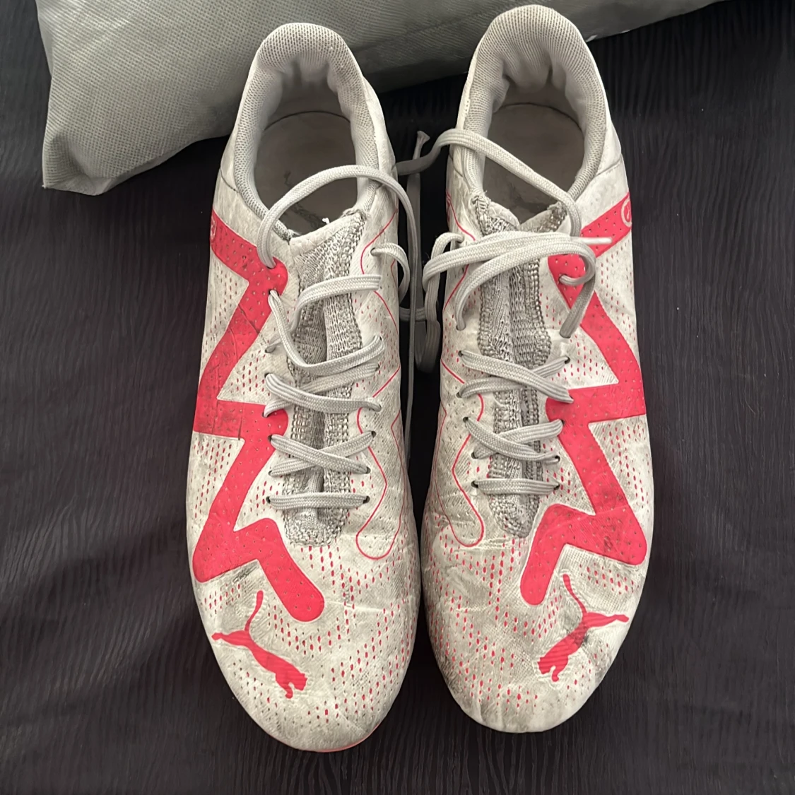 Puma vita och röda fotbollsskor - 2