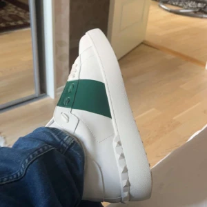 Valentino opens sneakers vit/grön - Säljer mina Valentino opens då jag inte har råd med moppe delar. Box medföljer inte därför priset är som det är. Skorna är använda max 5 gånger och är fräscha. Vid mer frågor kom Pm