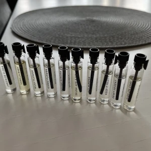 Parfymkit från Essnce  - Parfymkit från Essnce.  Säljer ett set med 10 olika parfymprover, 2 ml i varje. Perfekt för att testa olika dofter. Pris på hemsidan 45 kr styck.