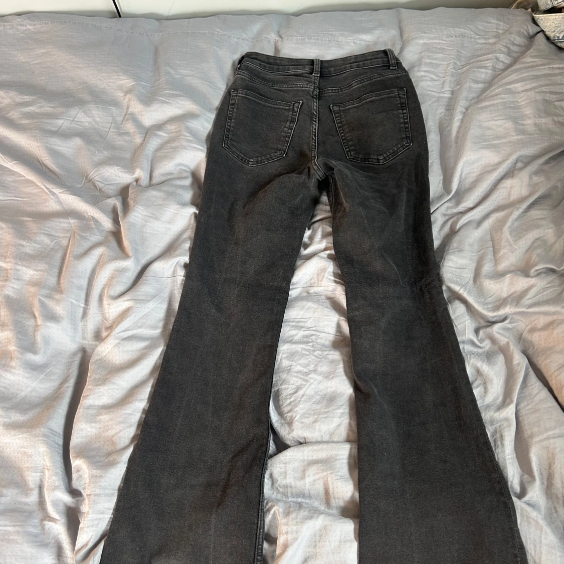 Svarta bootcut jeans från H&M Divided - 2