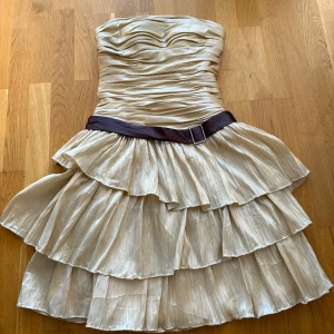 Ljusgul klänning  - Off the shoulder klänning! Jättefin men kommer tyvärr inte till användning. Passar perfekt till t.ex bröllop eller andra evenemang. Storlek 40 men skulle mer säga att den är 36/38