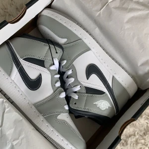 Nike Air Jordan 1 Mid grå/vit - Nike Air Jordan 1 Mid sneakers i grått. Ordinarepris 2500 köpta hos restock!☺️