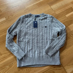 Grå kabelstickad tröja Polo Ralph Lauren - Säljer min nya stickade Ralph Lauren tröja står storlek M men passar även på S/M