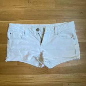 Vita spetsdetaljerade shorts - Midjemått 38x2 cm. Ngra små märken men man märker knappt❤️