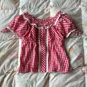 rutig blus - knappt använd, markerad som m men passar en s bäst 