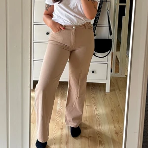Monki jeans - Säljer ett par snygga beiga jeans från Monki i 100% bomull. Byxorna är högmidjade med raka, vida ben och klassiska fickor både fram och bak. Jag tror att storleken är M, förstår mig inte riktigt på taggarna!😅