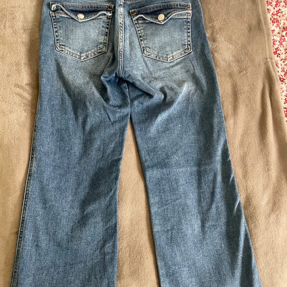 Mörkblå  low/midwaist bootcut jeans i modellen ”Short” - 4