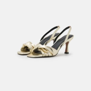 guldiga klackar  - helt nya, i original förpackning 🥰 nypris är 579🩷