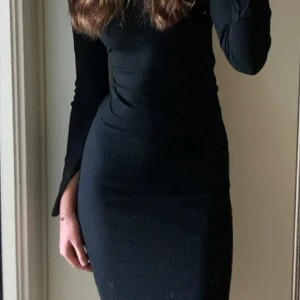 Svart ribbad klänning från lager 157 - Snygg svart ribbad klänning från lager 157 i storlek XS. Klänningen har en v-ringad hals och långa ärmar med en liten slits (Mina bilder). Aldrig använd med prislapp kvar.🖤 Säljs för 150kr men priset kan diskuteras.