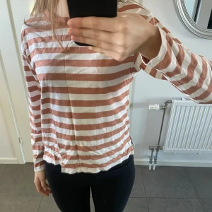Tröja - I väldigt bra skick! Kan se lite skrynklig ut men endast för att den inte varit använd på ett tag💖💖