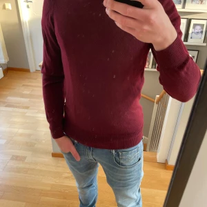 Merinoull tröja - Riktigt snygg vinröd merinoulltröja från Riley i storlek S. Pris kan diskuteras, hör av er vid frågor skick 8/10