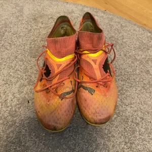 Puma future - Säljer dessa Puma future då de har blivit för små köpte de i oktober förra året. De är inga problem med själva skon bara lite smutsig. 