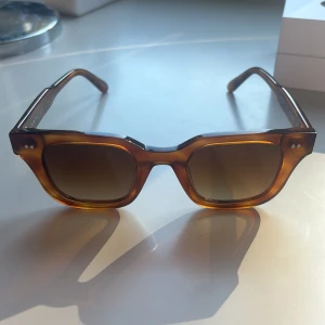 Bruna solglasögon från Chimi - Säljer ett par chimis i modellen 04 och färg havana. De är i jättebra skick men fodralet är ganska slitet fast fungerar. Köpare står för frakt.