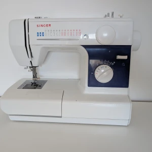 Vit symaskin från Singer - Säljer en vit symaskin från Singer med flera sömval och justerbara inställningar. Perfekt för både nybörjare och erfarna användare som vill ha en pålitlig maskin för alla typer av sömnadsprojekt. Den har slutat fungera men går att fixas hos en sömnkunnig har bara använt den 2 - 3 ggr någon symaskinkunnig kan säkert fixa, mycket fint skick. Sladd ingår och accessoarer. Pris exclusive frakt