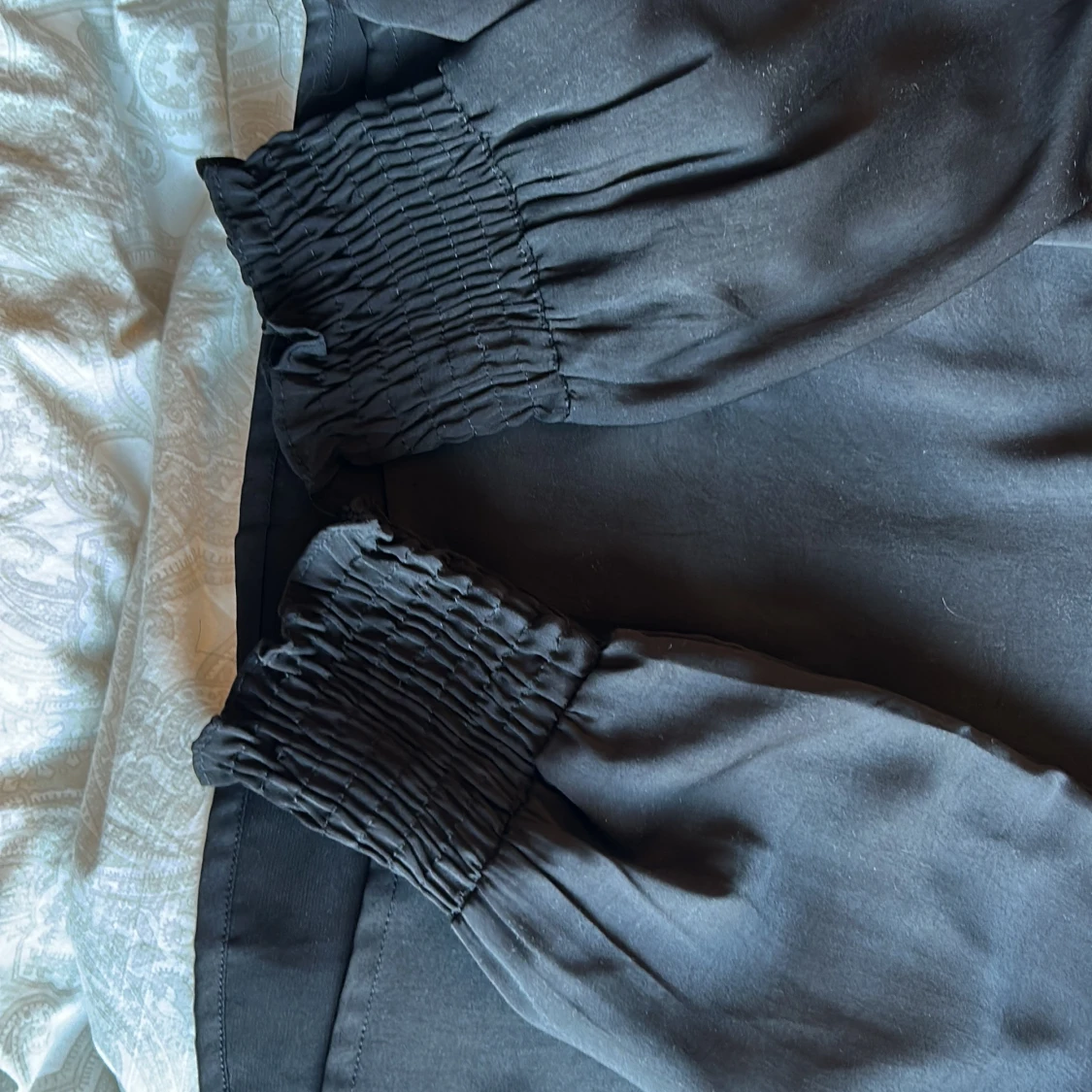 Svart blus med långa ärmar - 2