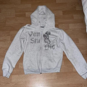 Von studio - Säljer min fräscha von studio tröja. Säljer pågrund av att den ej kommer till användning. Nypris 799kr.   Använt få gånger. 9/10 skick. Hör av för mer frågor!