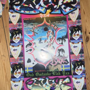 Elak Yxa Bladee Poster - finns i södermalm. tar bud ba o skriva
