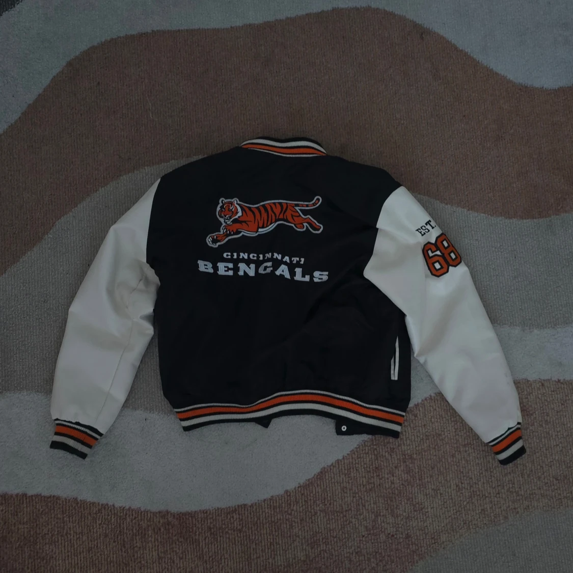 Cincinnati Bengals svart och vit Varsity Jacka - 1