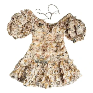 Blommig klänning från Zimmermann - Säljer en vacker blommig klänning från Zimmermann med volanger och puffiga ärmar. Klänningen har en offshoulder-design och är perfekt för sommarens fester. Den har en kort längd och ett romantiskt mönster i ljusa toner. ❤️ pris kan diskuteras 