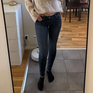 Tiger of Sweden Jeans  - Säljer nu mina jeans från Tiger of Sweden! Dom är i fint skick och i en tight modell och midwaist! Jättesköna! Säljer endast då jag inte använt dom på ett bra tag nu.🌸