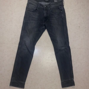 Replay Anbass jeans - Säljer nu dessa svarta Replay jeansen i modellen ”Anbass” och de är i stl 32/32. Skriv till mig vid frågor eller funderingar! 🤝