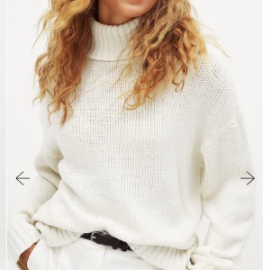 Vit stickad polotröja - Säljer en mysig vit stickad polotröja med hög krage. Perfekt för kyliga dagar och ger en stilren look. Tröjan har långa ärmar och en avslappnad passform. Passar bra till både jeans och kjol.