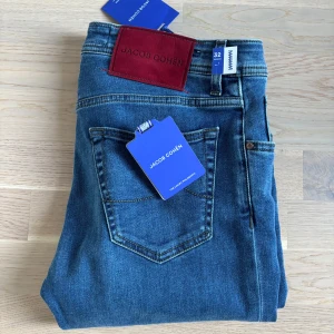 Blå jeans från Jacob Cohën - Helt nya JC-jeans som säljes på grund av fel storlek.  Passar storlek 31-32.  Nypris: 3495 kr  Hör av er vid fler frågor!