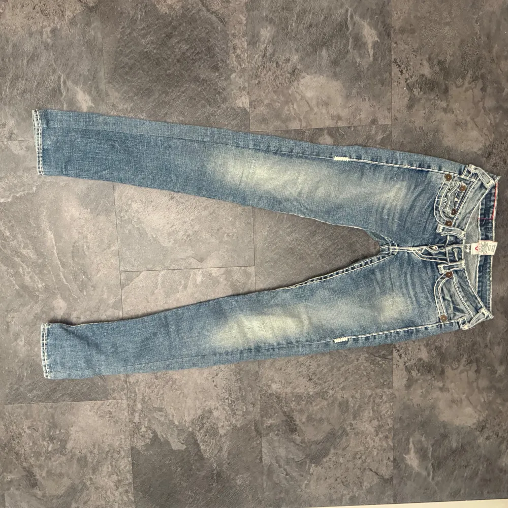 Super lågmidjade true religion jeans. Inte helt skinny skulle mer säga raka!🥰innerbenslängden är ca 80 o midje måttet ca 35-36. Farkut & Housut.