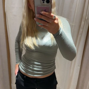 Grön intissimi  - Hej! Säljer super söt grön tröja från intissimi tröja. Knappt använd och bra skick ! Säljer då den inte kommer till användning 💗