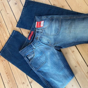 coola lågmidjade bootcut jeans - Super fina men är tyvärr för små! Är som nya, bra skick. Mått: 35cm i midja, 80cm i innerbenslängd, 18cm i grenen. 