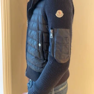moncler cardigan - säljer nu min moncler cardigan. Den är i bra skick