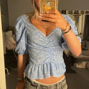 volang tröja  - säljer en volang tröja från cubus. jätte söt o somrig💞💞