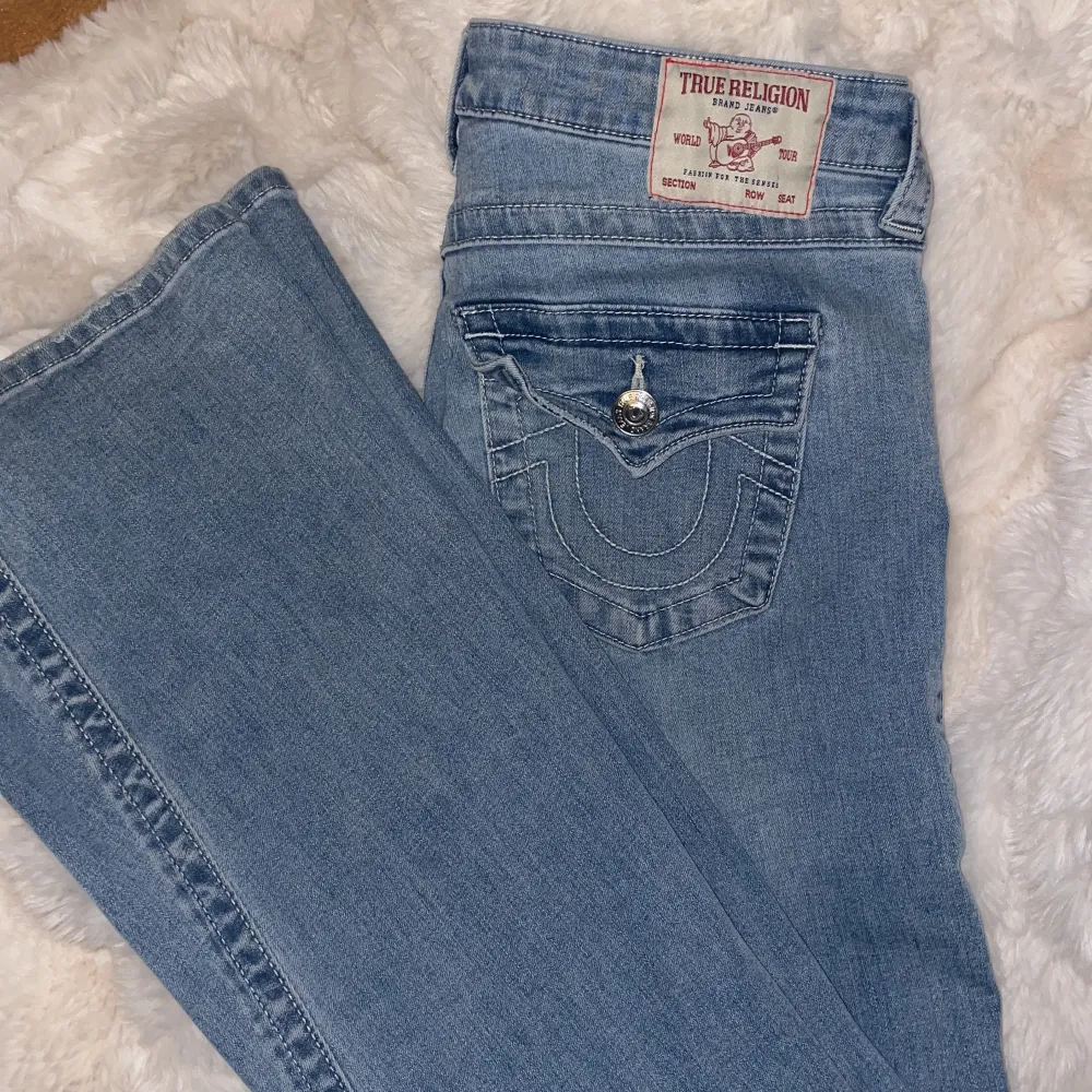 Säljer ett par snygga blå jeans från True Religion med låg midja och flare-stil. De har en klassisk femficksdesign och en dekorativ bakficka med knapp. Köpta i februari för 1300kr men kommer aldrig till användning. Nuddar marken på mig som är 171.❤️ . Farkut & Housut.