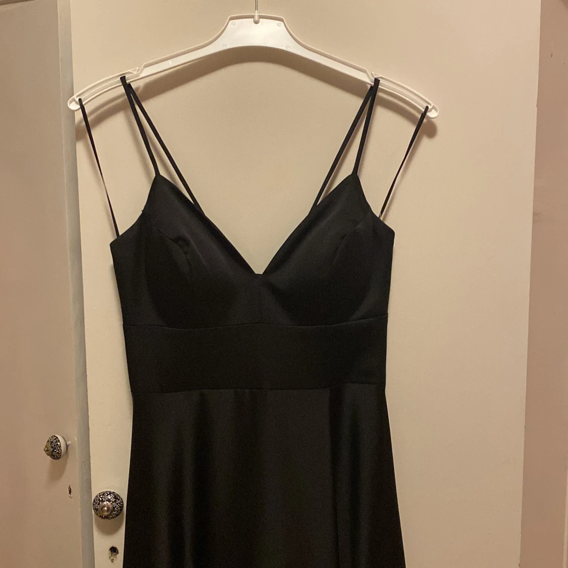 Svart långklänning med fin snörning i ryggen  - 2