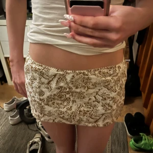 Minikjol med mönster - Söt minikjol som jag sytt om från en pennkjol. Jag är inte professionell men jag tycker det blev bra ändå (kan skicka bild vid önskan). Står storlek 38 men jag skulle säga att den är mer 32-34/xs. Pris går alltid att diskutera!🤗