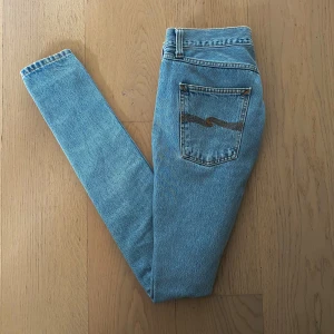 Nudie jeans - Säljer dessa riktigt snygga Nudie jeans! Jeansen har en snygg ljusblå färg och passar perfekt nu till våren. De har bara använts 2 gånger och skicket är därför 9/10.