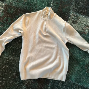 Ljusgrå tröja med dragkedja från MNG - Säljer en stilren ljusgrå tröja från MNG med dragkedja vid halsen. Tröjan har en enkel design och är perfekt för en avslappnad look. Passar bra till både jeans och chinos.