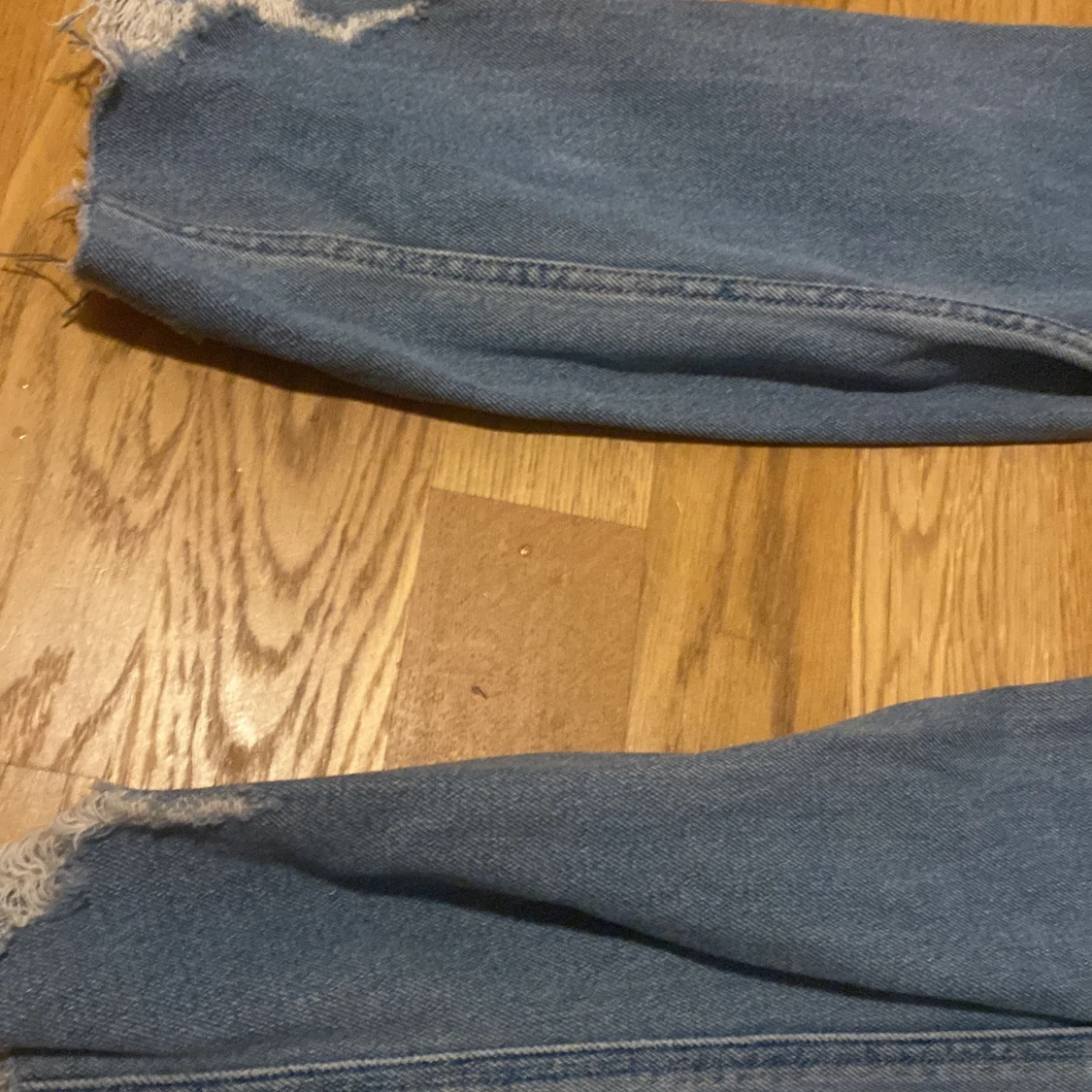 Blå jeans med slitningar - 2