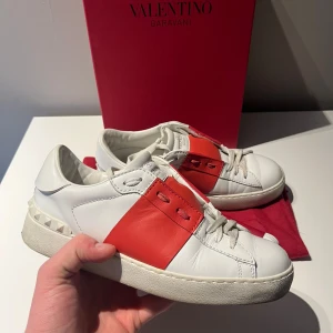 Valentino Skor - Säljer mina Valentino open skor i bra skick utan skador . Fullt og tillkommer box, dustbag , kort och 2 nya snören. Hör av er vid frågor 