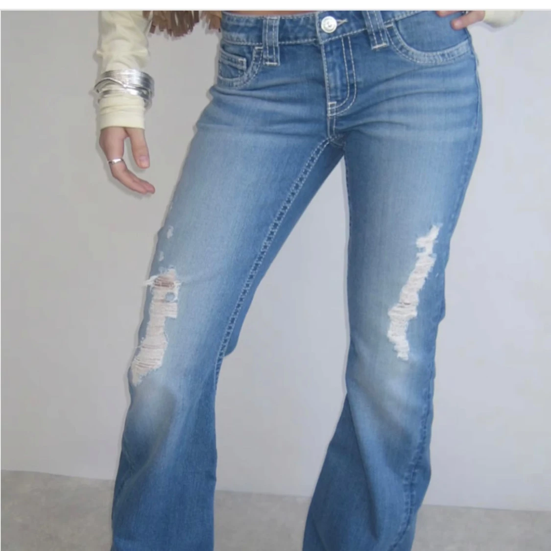 Blå bootcut jeans med slitningar - 1