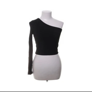 One shoulder topp - Jättesnygg topp ifrån NA-KD storlek xs i jättefint skick! Inga defekter och kan posta nästan varje dag💓