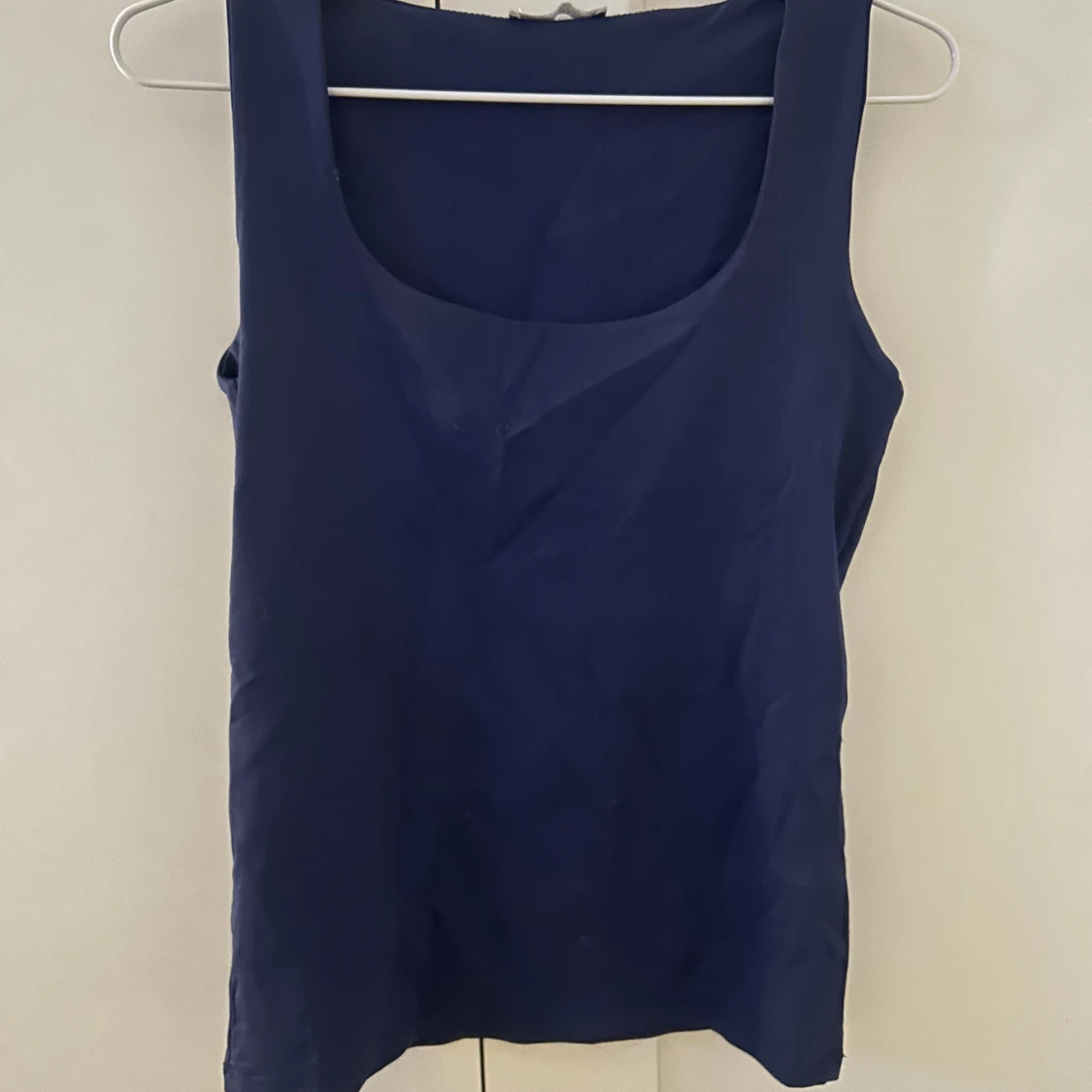 Mörkblå ärmlös linnetopp