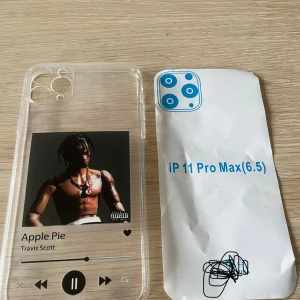 Genomskinligt mobilskal med musikdesign - Snyggt genomskinligt mobilskal för iPhone 11 Pro Max med en cool musikdesign inspirerad av en låt. Skalet har en bild och text som liknar en musikspelare, vilket ger en unik och trendig look.