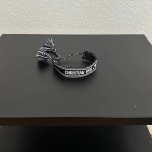 Christian Dior Armband  - Snyggt armband från Christian Dior i marinblått | Justerbar passform med knytning | Armbandet är helt nytt | tveka inte att kontakta om minsta intresse