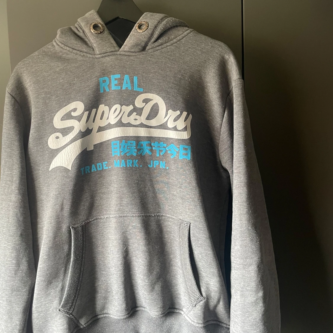 Grå hoodie från Superdry - 1