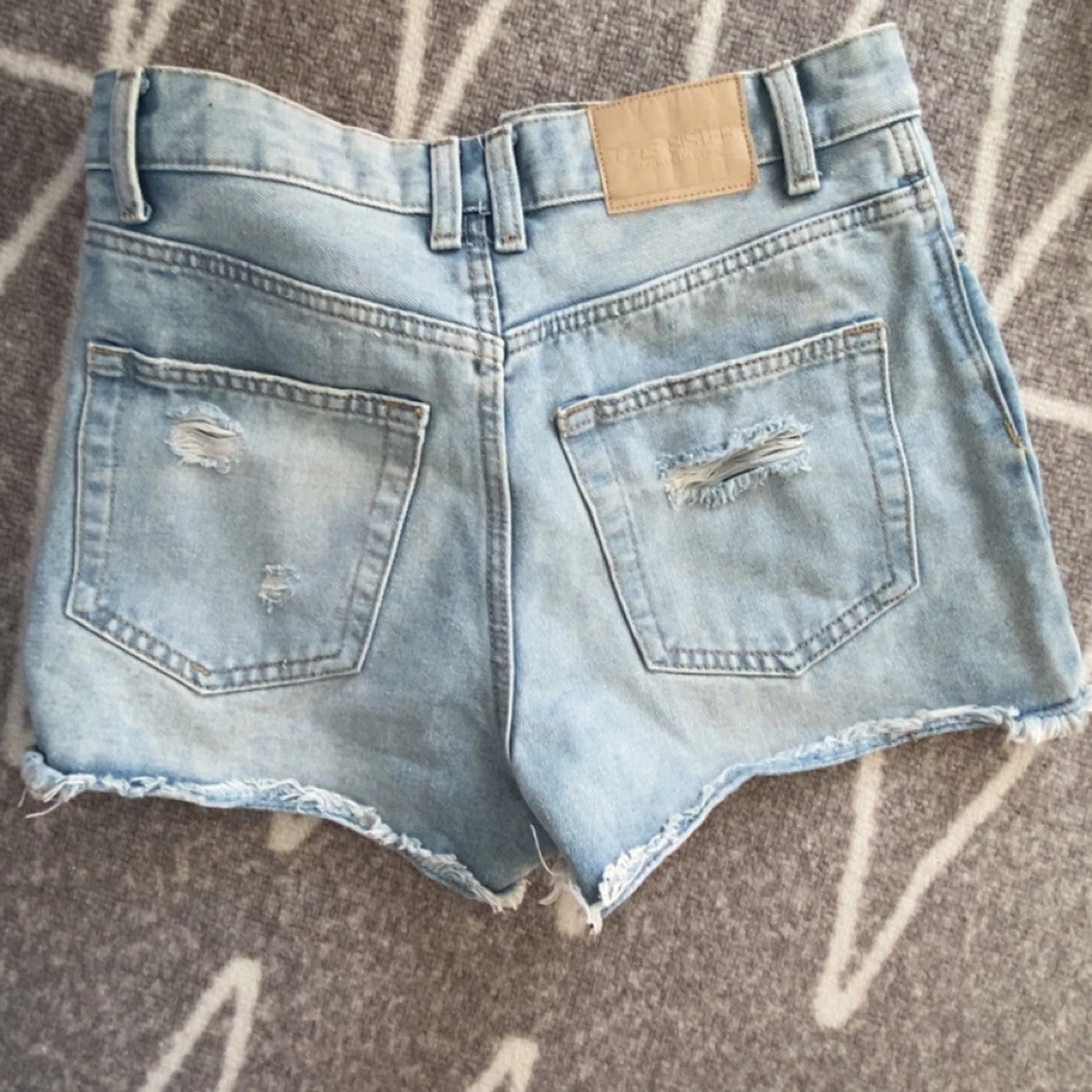 Ljusa jeansshorts med slitningar - 1